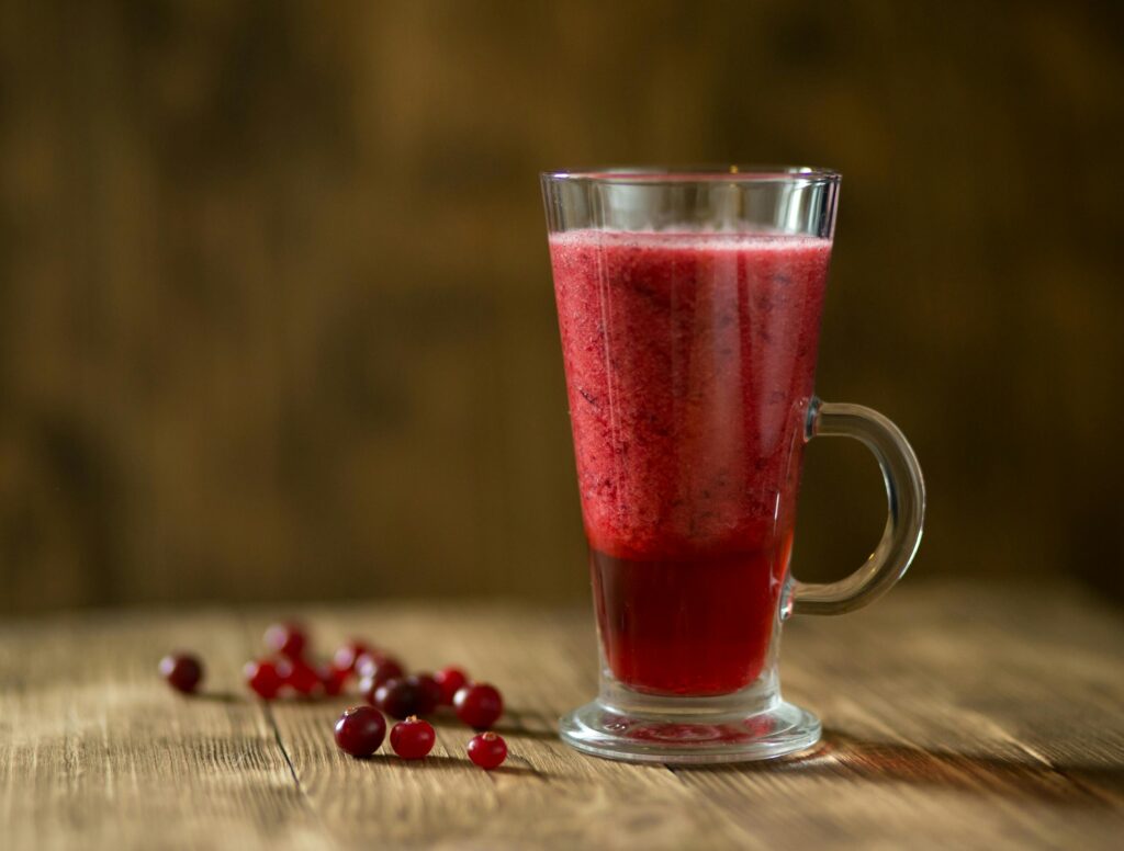 Roter Energie-Smoothie roter smoothie glas